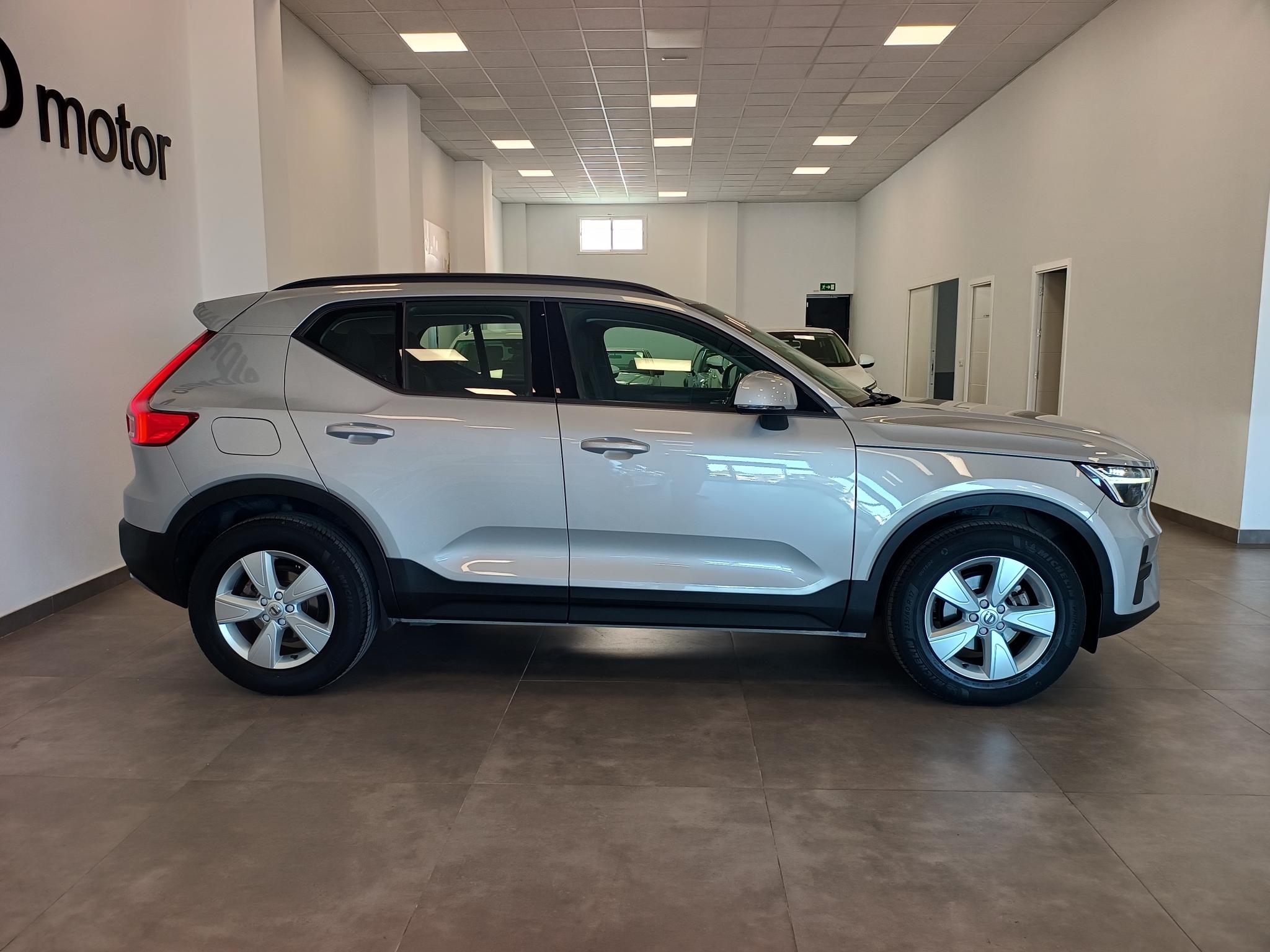 2023 VOLVO XC40