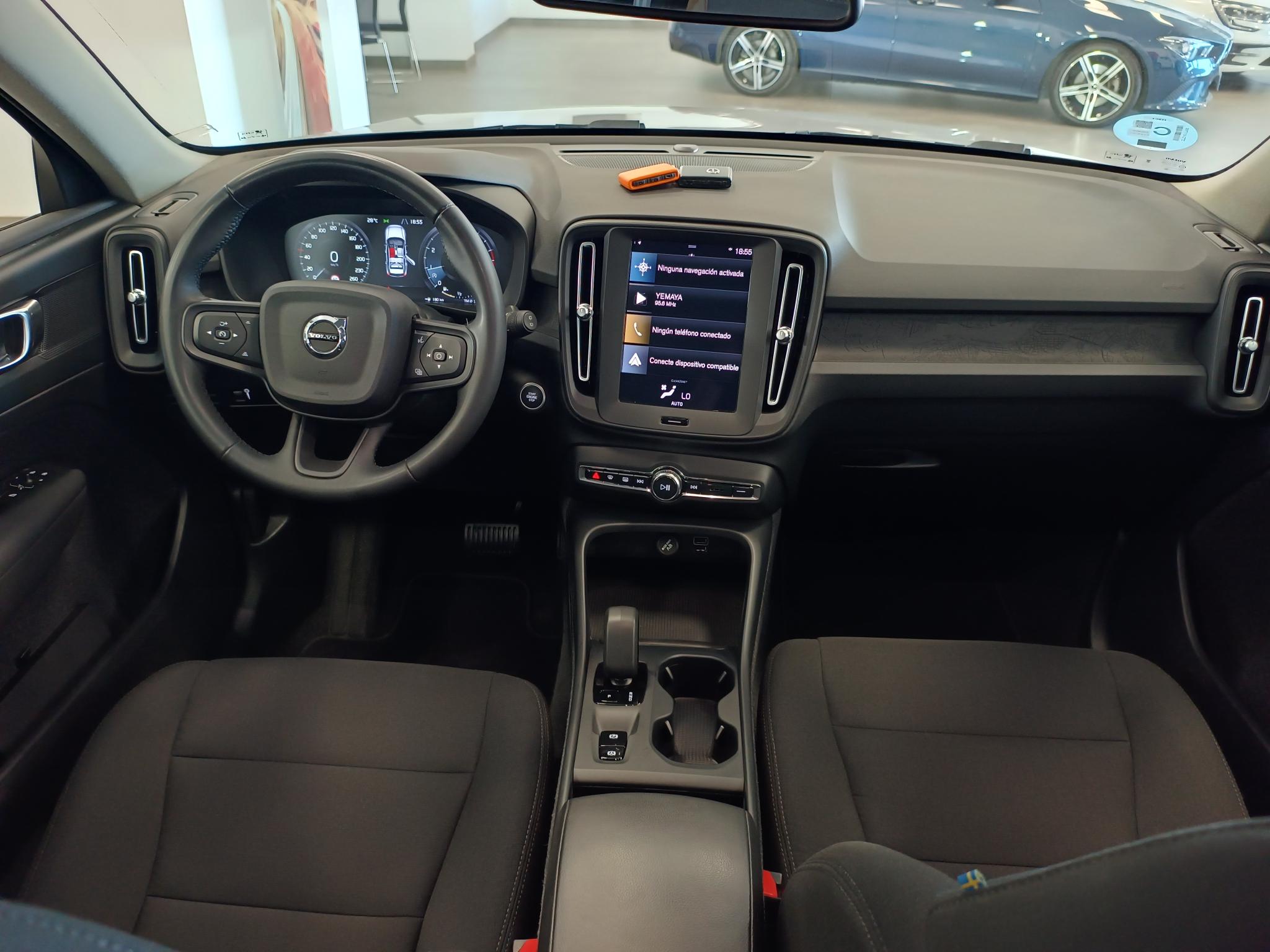 2023 VOLVO XC40