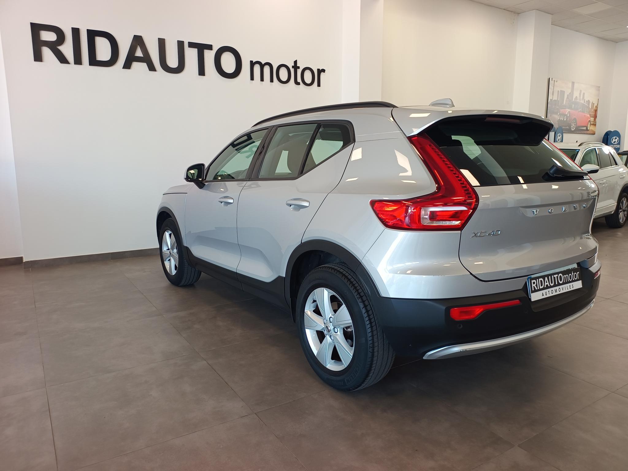 2023 VOLVO XC40