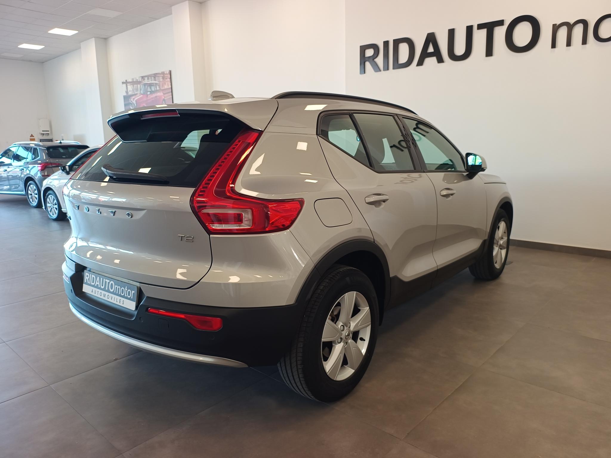 2023 VOLVO XC40