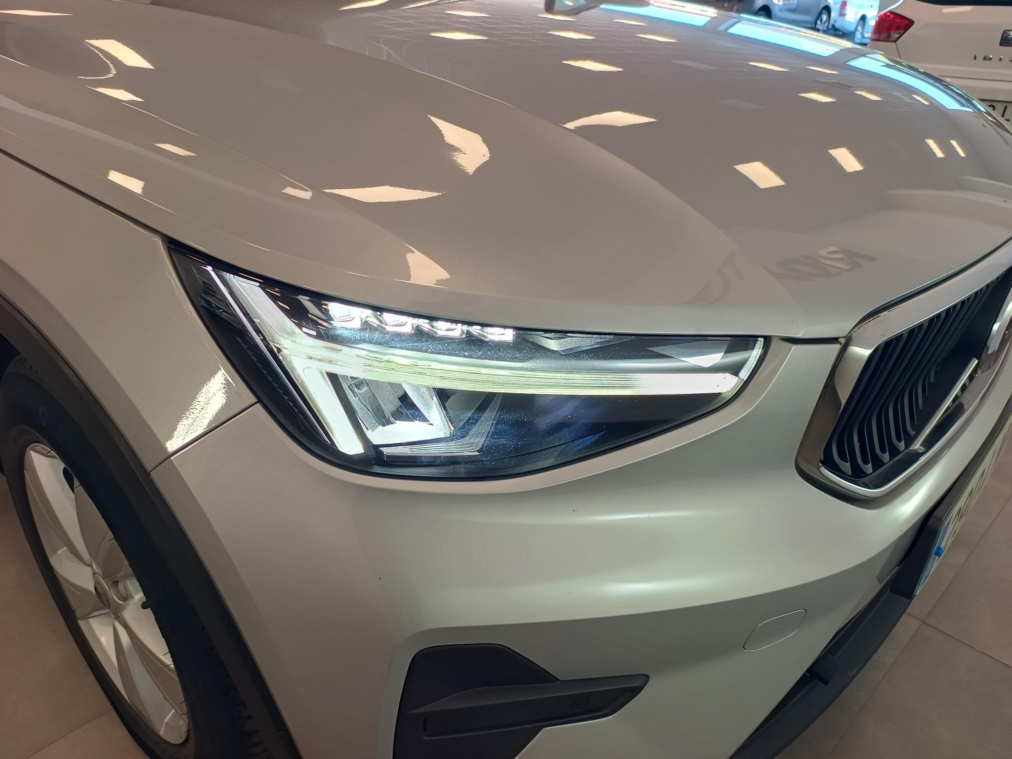 2023 VOLVO XC40