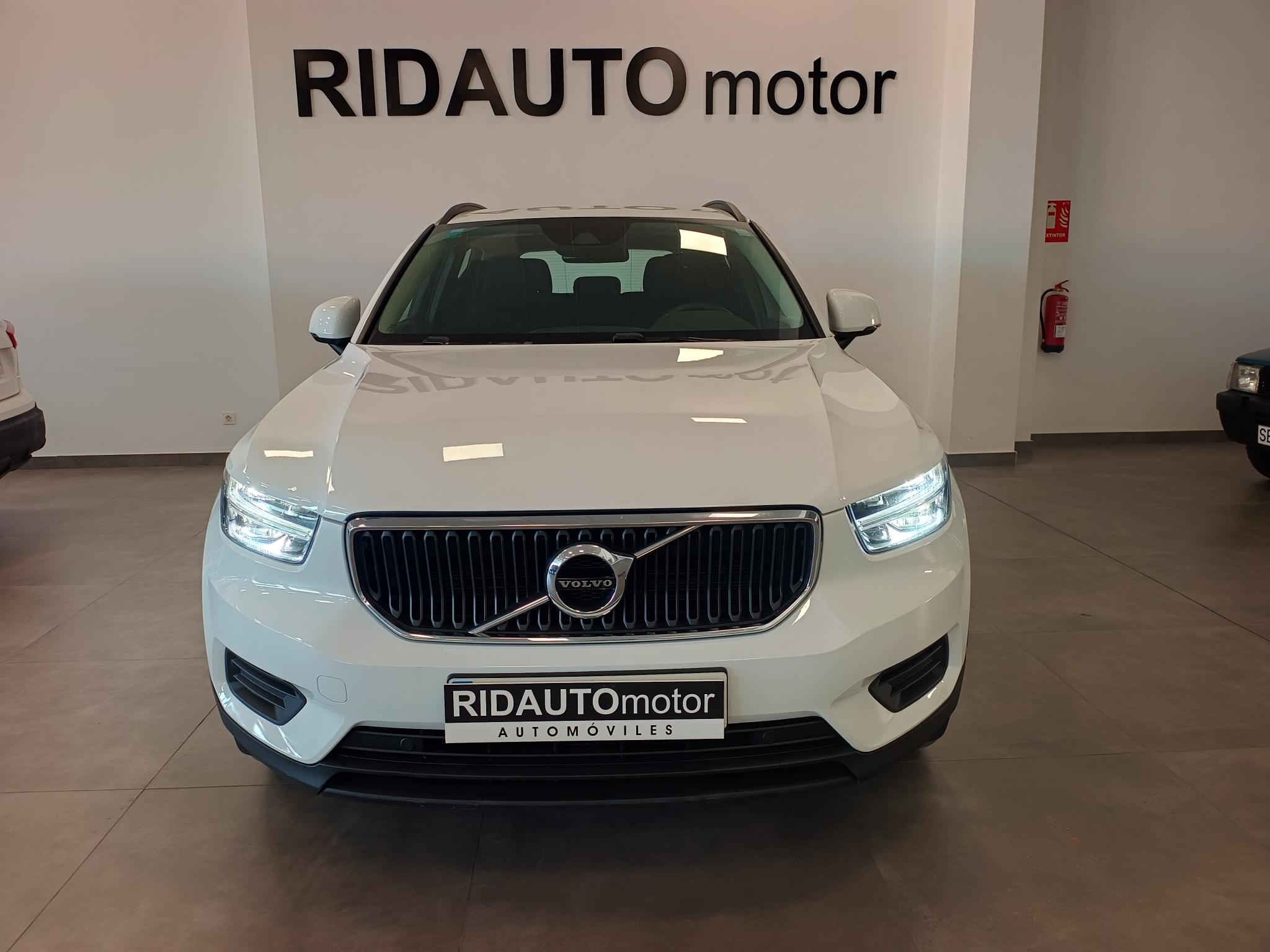 2022 VOLVO XC40