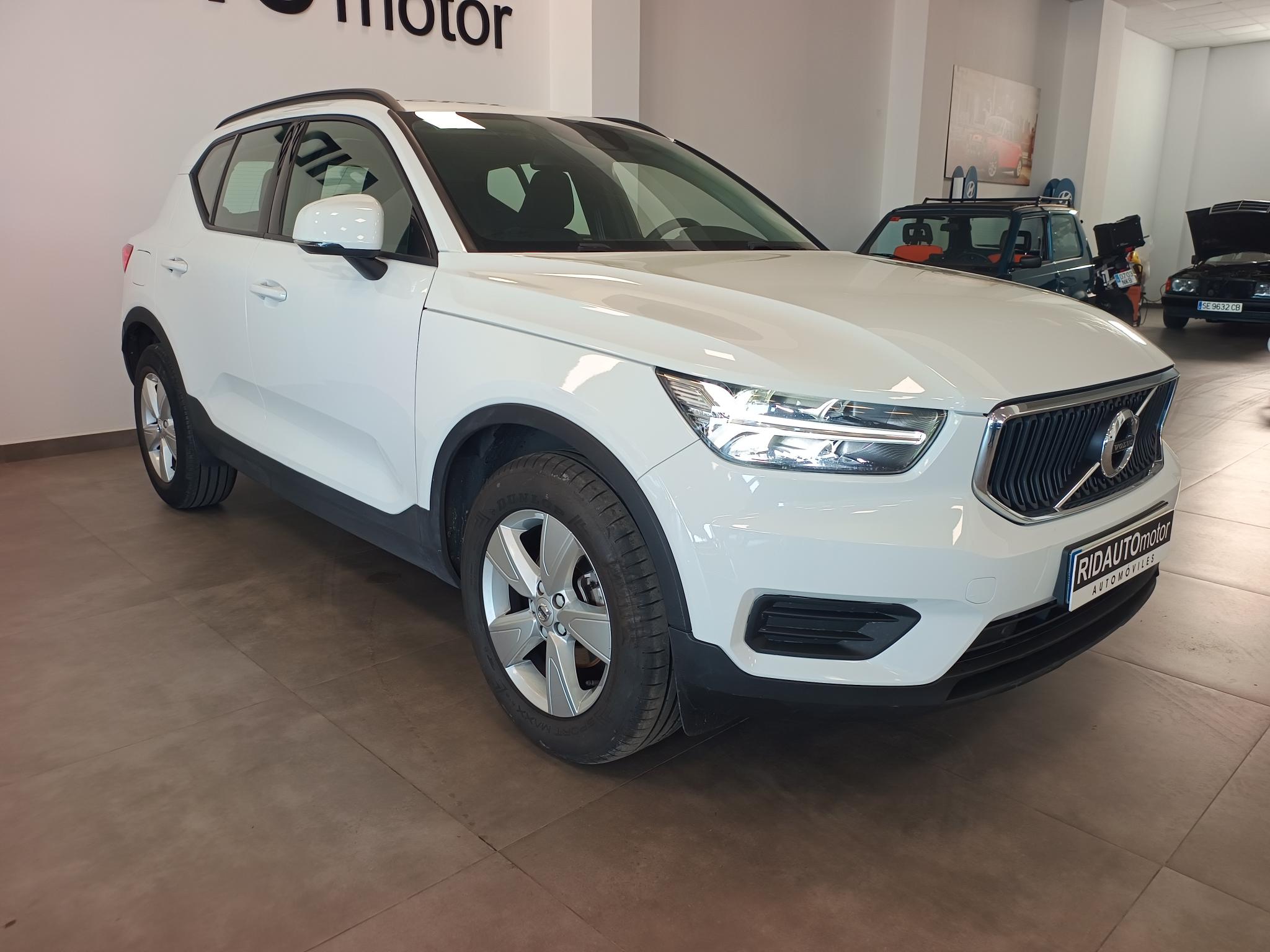 2022 VOLVO XC40