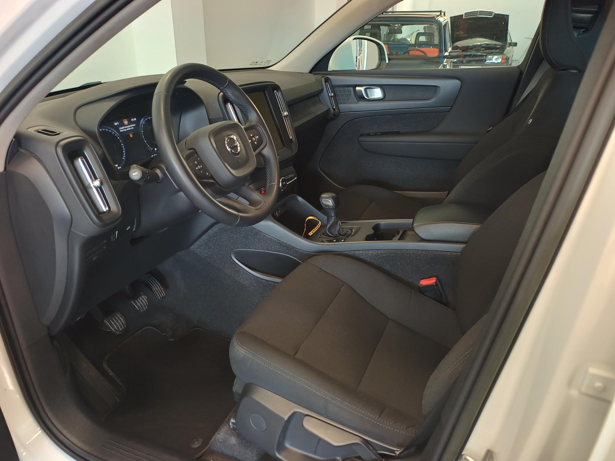 2022 VOLVO XC40
