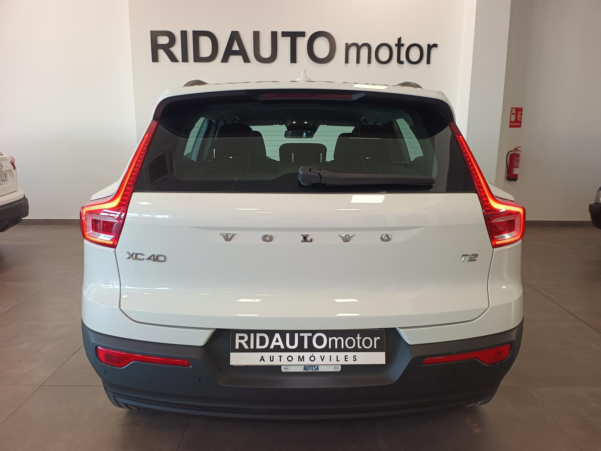 2022 VOLVO XC40