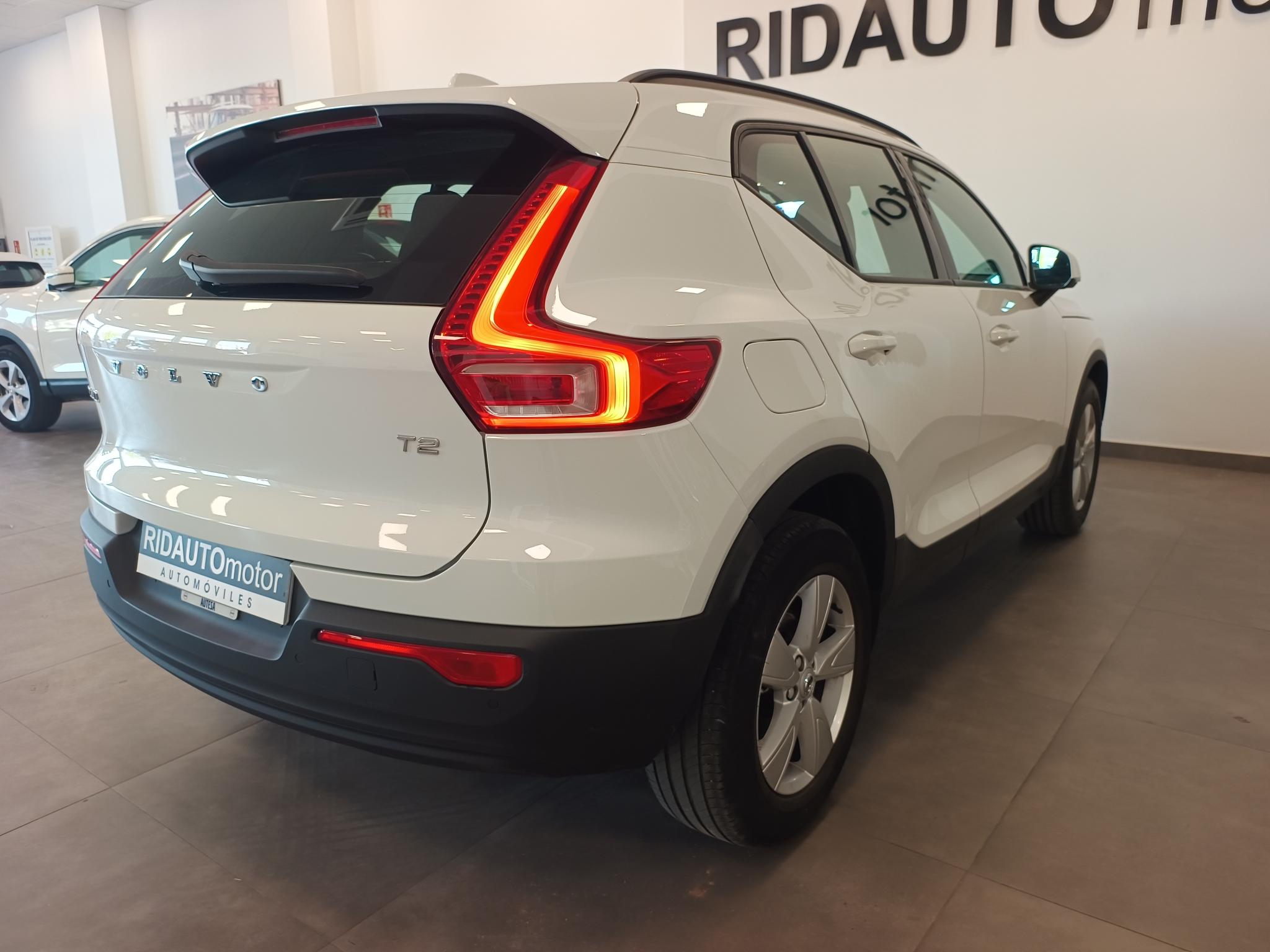 2022 VOLVO XC40