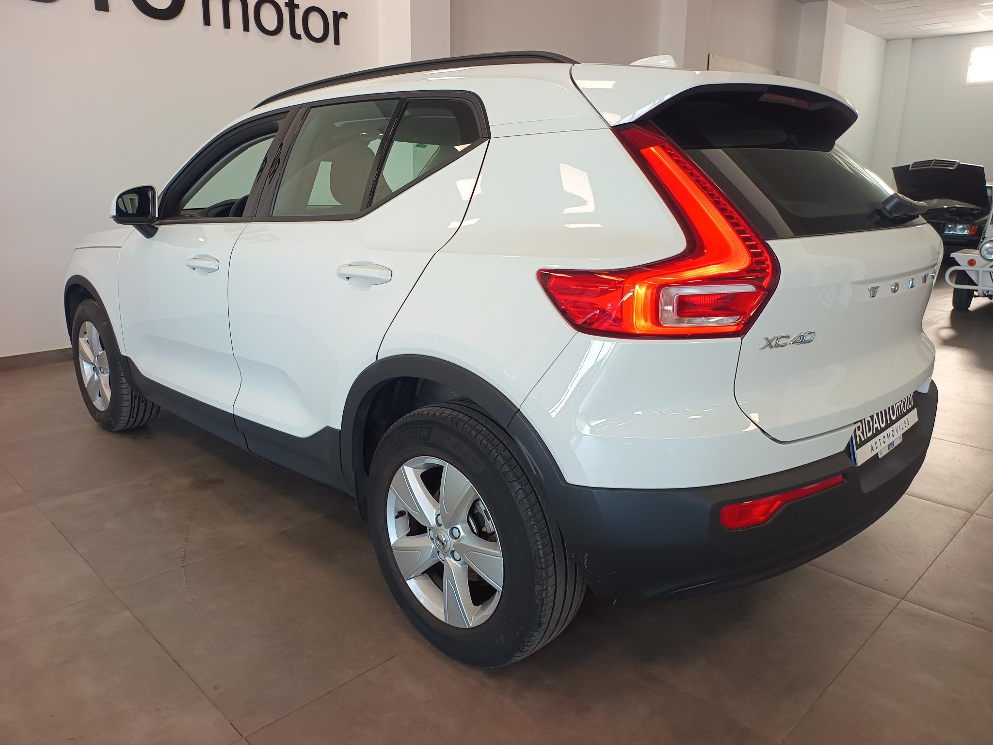 2022 VOLVO XC40